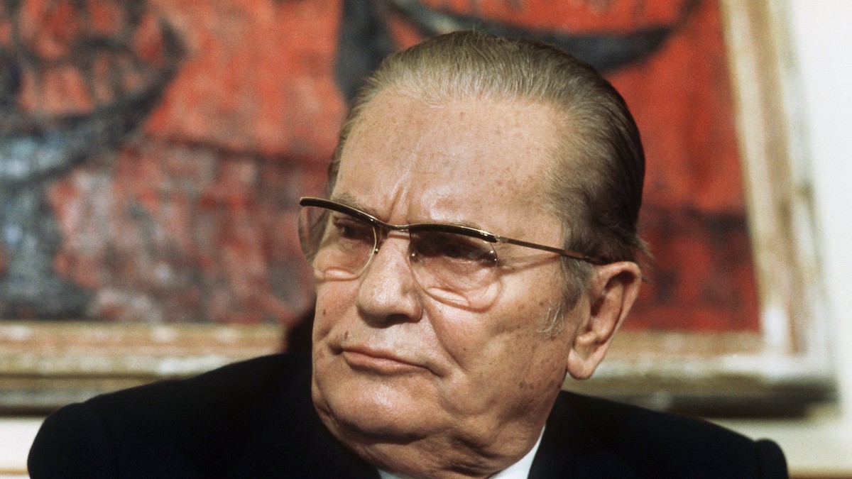 Во 1943 година, од страв од тортура, посегнала по брич