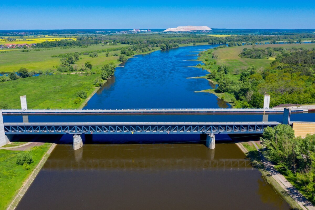 Во Германија постои мост по кој пловат бродови и река што тече над друга река